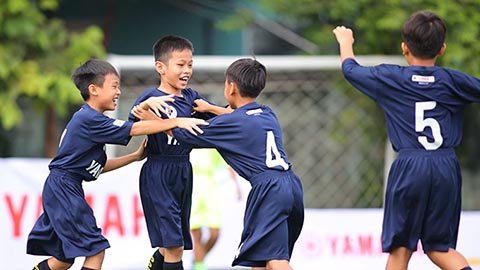 Simone Inzaghi celebrating with his Inter Milan players after beating Barcelona.